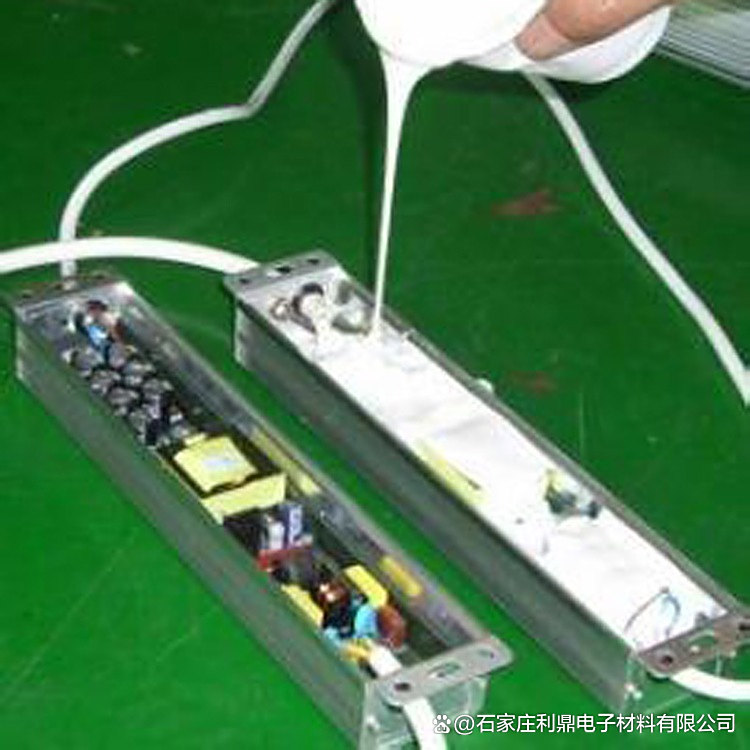 卓越之选 白色阻燃环氧树脂灌封胶点亮太阳能道钉新纪元